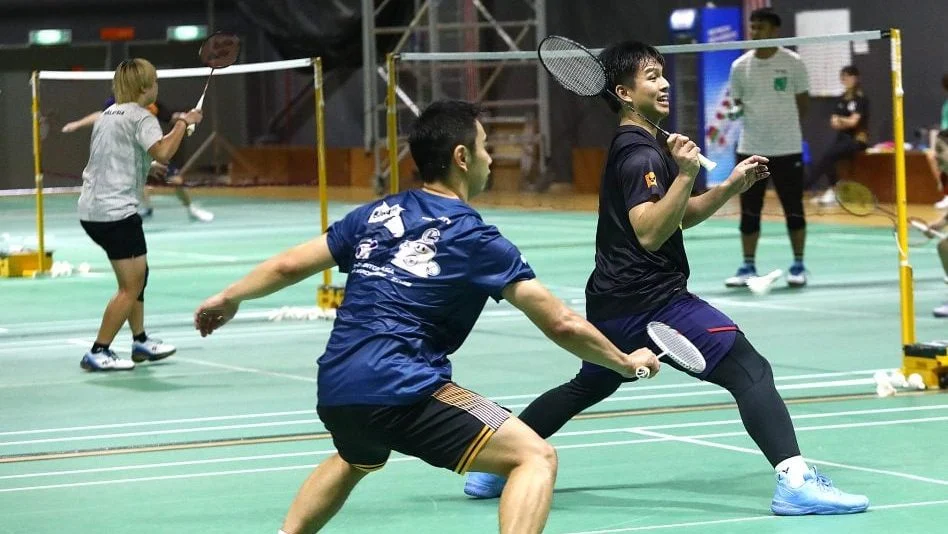 不和谐，太阳报：拜仁球迷在赛前与现场警察和安保发生冲突